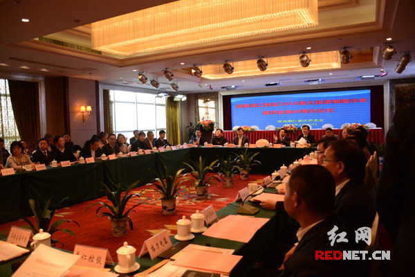 湖南湘江新区举行重大投资商座谈会暨项目集中签约仪式。