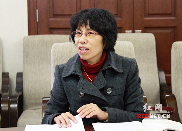 长沙市教育局副局长、新闻发言人缪雅琴。
