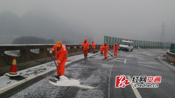 养护人员反复撒布融雪剂，防止路面结冰。
