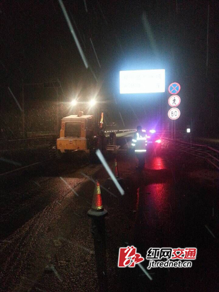 1月23日凌晨1时，巡查员王本善跟车在矮寨至茶峒路段双向巡查。
