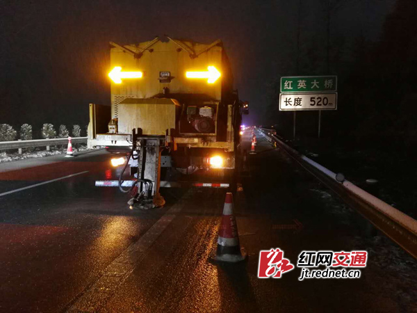 1月23日凌晨3：00-4:00，湘西高速管理处在调度机械，为重点道路除冰。