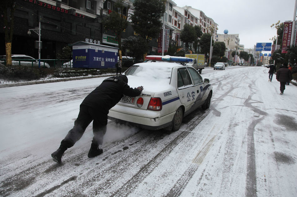 贵州：警车送产妇遇凌冻天气 警民齐力推车(组图)