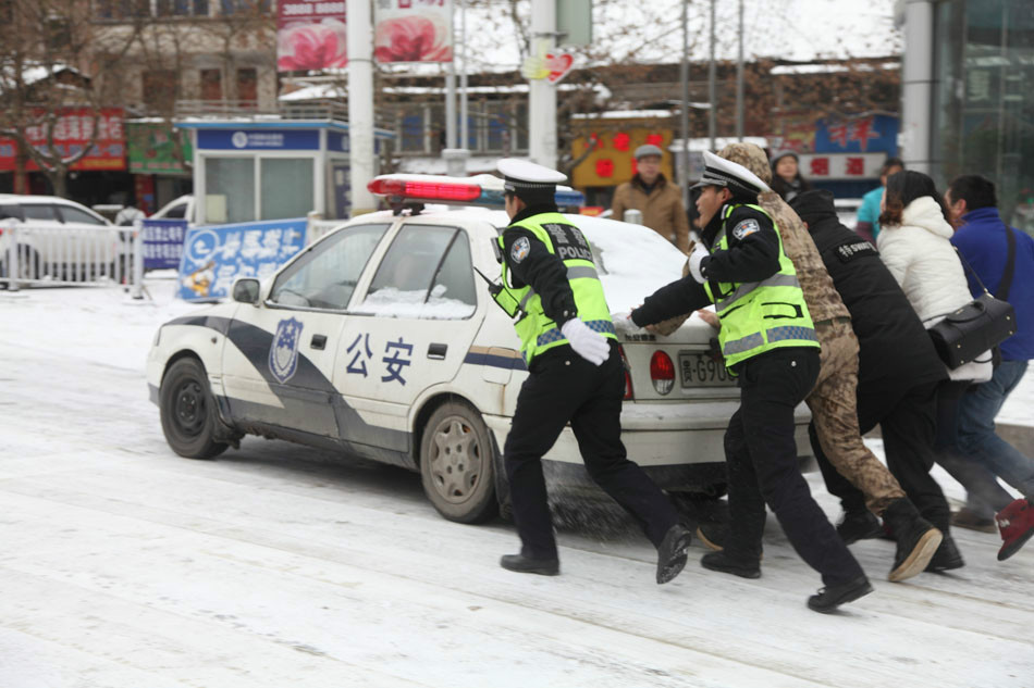 贵州：警车送产妇遇凌冻天气 警民齐力推车(组图)