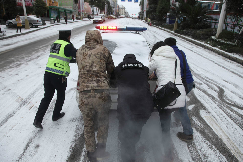 贵州：警车送产妇遇凌冻天气 警民齐力推车(组图)