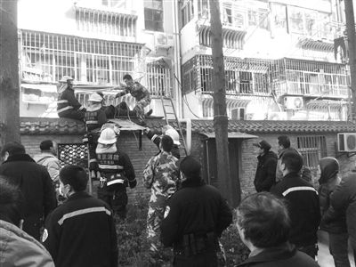 老人被顺利救下。