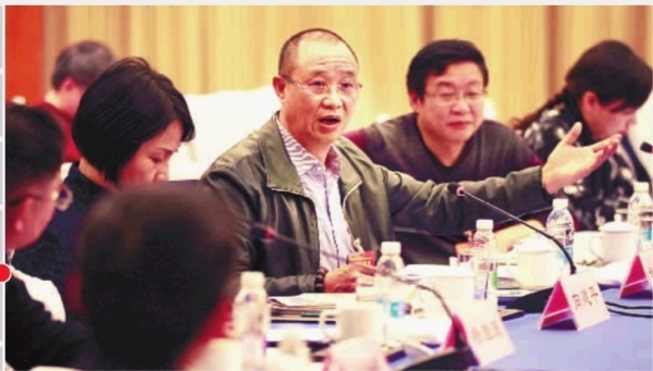  1月25日，谢鹏程委员结合政府工作报告，就推动经济健康发展提建议。记者 刘尚文 摄