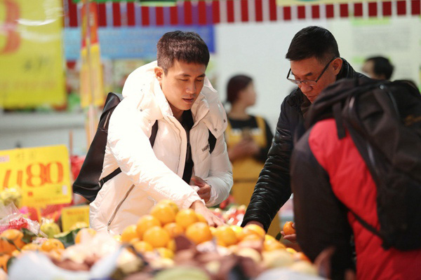 尴尬父子试着相处