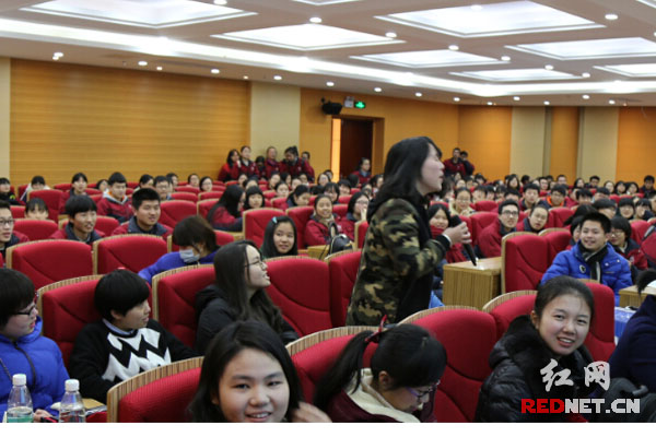 宣讲会现场学生在提问。