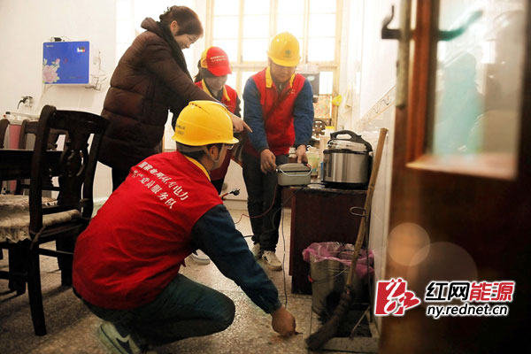 1月25日，工作人员来到青山桥镇金盆村外出务工人员王淑明家中服务时的情景