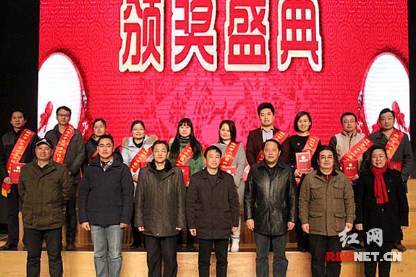 学校领导和“十佳青年教师”合影留念。