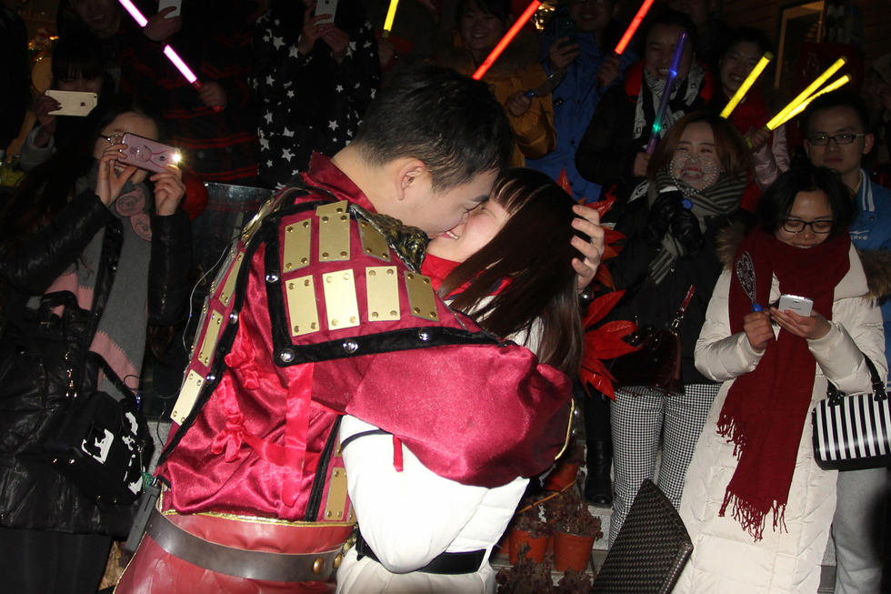 武汉上演真人版《大话西游》求婚