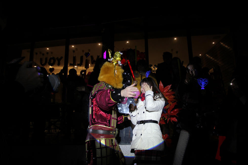 武汉上演真人版《大话西游》求婚