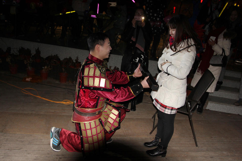 武汉上演真人版《大话西游》求婚