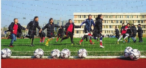  1月25日，在长沙市周南梅溪湖中学的足球场上，一群足球小子正在训练。记者 范远志 摄