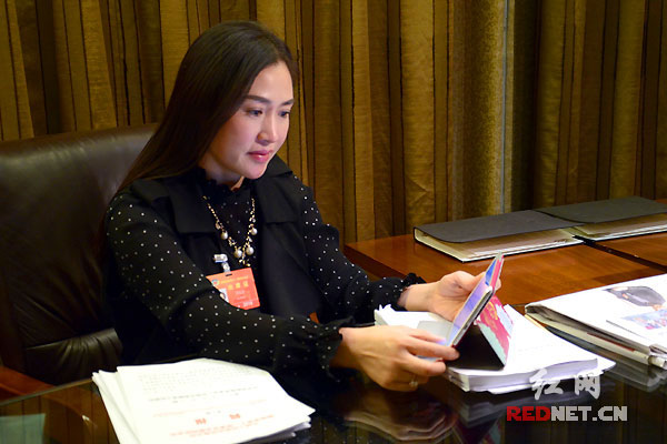 省政协委员周奇志对提案进行最后修改。