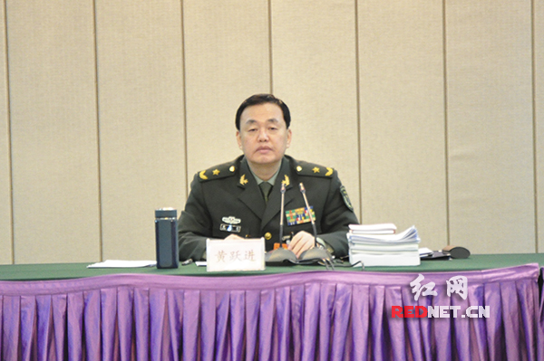 省委常委、省军区司令员黄跃进参加审议。