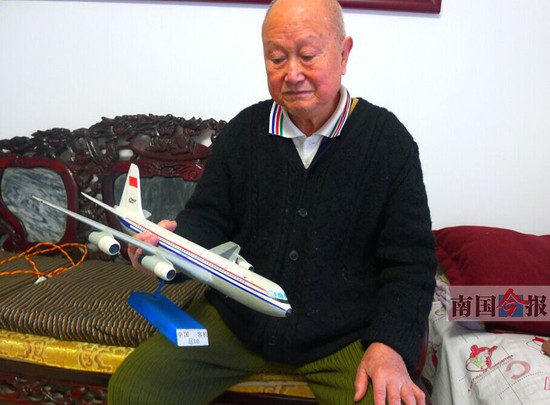 杨腾祥拿着自己制作的航模向记者介绍。