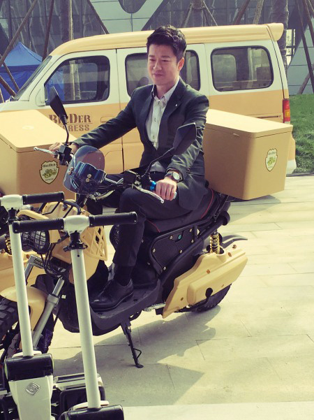 张衣《爱情也包邮》饰快递公司总经理