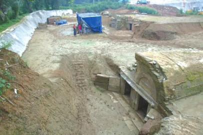 这就是墓葬群中,两位宦官好友的双室合葬墓。