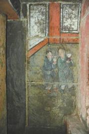 墓葬群A区9号墓室内的壁画上,画着两个端着盘子、酒壶的童子,彩绘颜色仍鲜明。