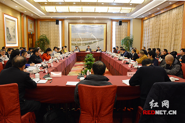 　　1月27日上午，政协湖南省第十一届委员会第四次会议举行联组讨论。