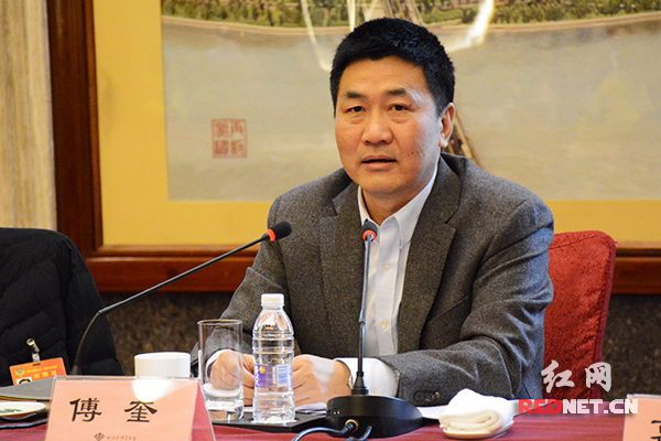 　湖南省委常委、省纪委书记傅奎参加第七联组讨论时表示，营造良好的社会氛围，政协委员责任重大。