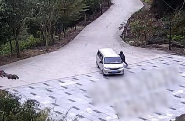 司机忘拉手刹 跑车后挡车遭碾压瞬间