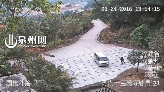 司机忘拉手刹 跑车后挡车遭碾压瞬间