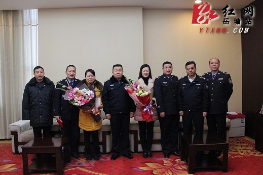 彭德清为荣立二等功的民警送奖上门