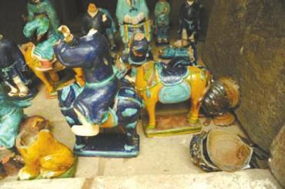 成都现明代墓葬 一对太监