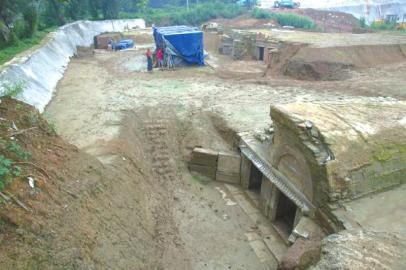 成都现明代墓葬 一对太监