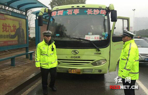 株洲交警查获一超员客车