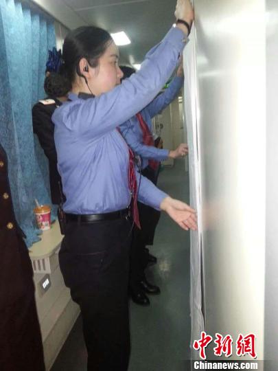 孕妇在北京至南宁列车上产子众人携手搭产房