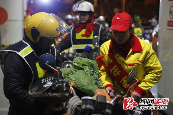 返乡“铁骑”大军在中石油加油站得到免费加油。