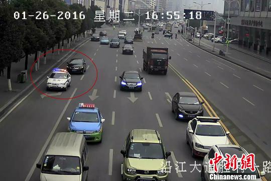 孕妇羊水渗漏就医遇堵车交警开道15分钟到医院