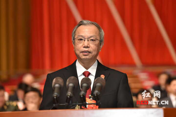 湖南省高级人民法院院长康为民在湖南省第十二届人民代表大会第五次会议上作工作报告。