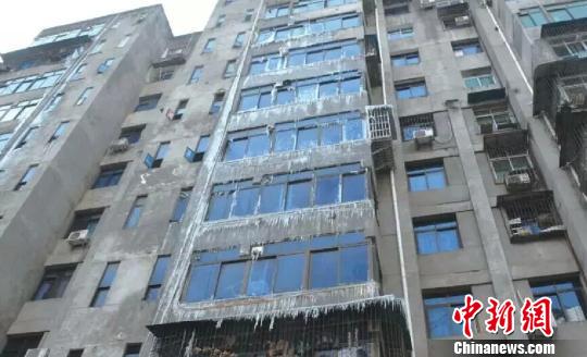 四川北部高山区连日遭受极寒天气城市高楼挂起冰瀑布