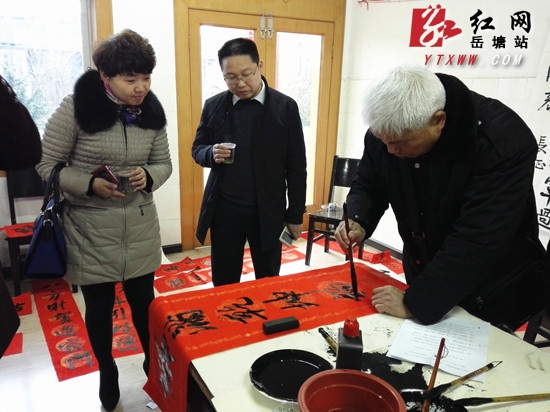 文化惠民 岳塘区为广大市民免费送春联1800余幅