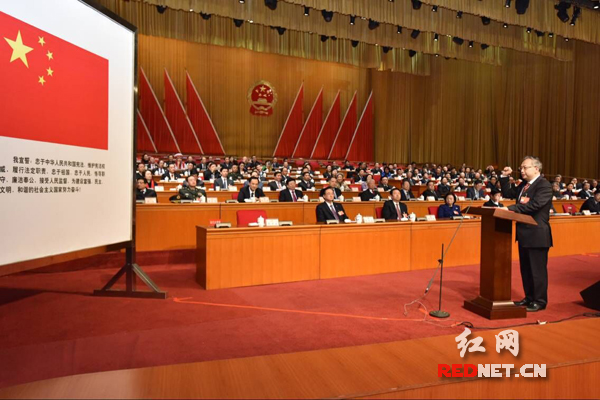 新当选的湖南省人大常委会副主任王柯敏向宪法宣誓