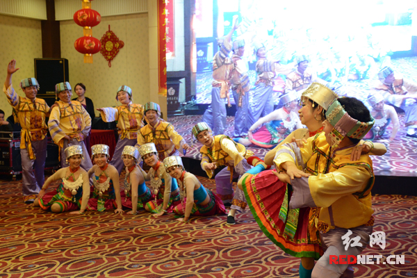 少数民族代表还表演了各具民族特色的文艺节目。