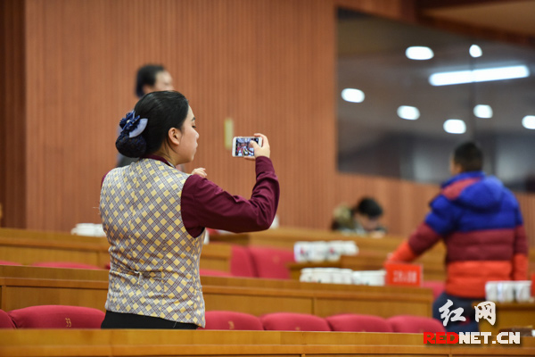 工作人员也掏出手机拍照留念。