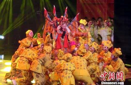 戏曲歌舞《金猴闹春》　邓霞　摄