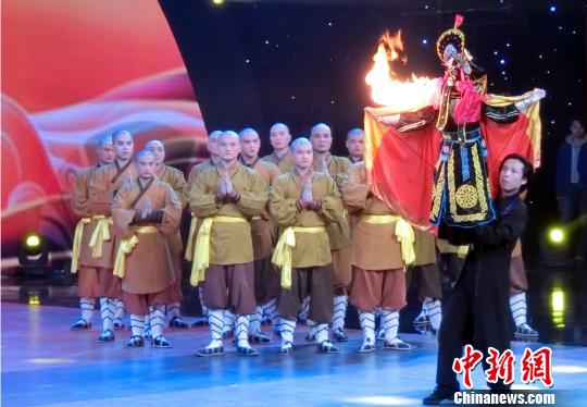 戏剧绝活《木偶变脸》　邓霞　摄