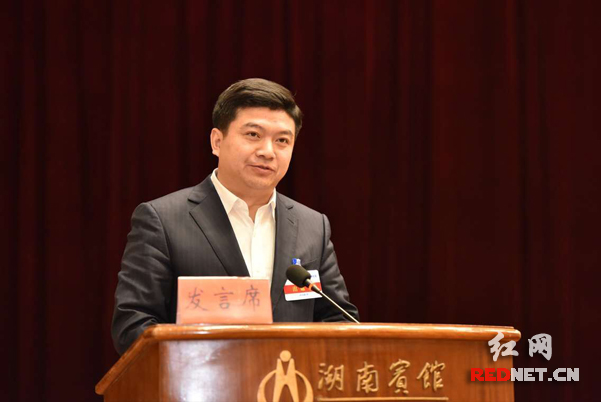 长沙雨花区委书记邱继兴在省委扶贫开发暨全面建成小康社会推进工作会议上作典型发言。