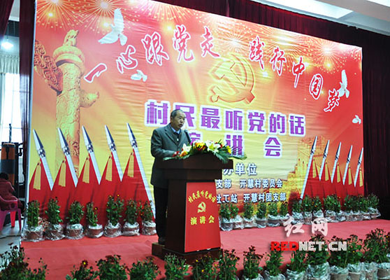 王和平是开慧村青山组的组长，在他积极沟通下，青山组都支持修建马路。