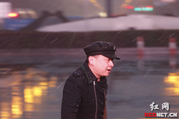1月31日,长沙火车站,市民在广场上匆匆走过,身上还落着雪花。