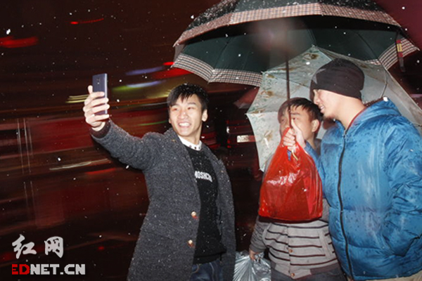 1月31日,长沙火车站,三个好兄弟停下脚步,用手机记录下这场姗姗来迟的大雪。