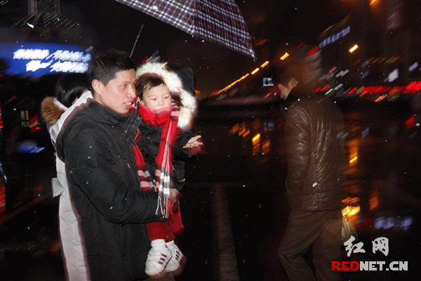 1月31日,长沙火车站,小孩伸出小手,感受这场姗姗来迟的大雪。