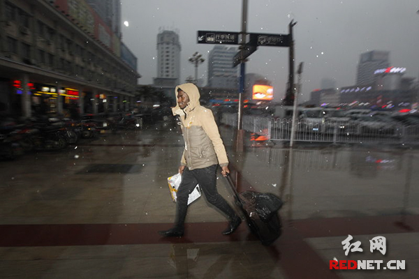 1月31日,长沙火车站,一位非洲友人在大雪中前行。