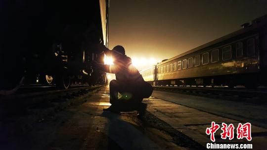 春运路上:贵阳有群给春运列车体检的“医生”